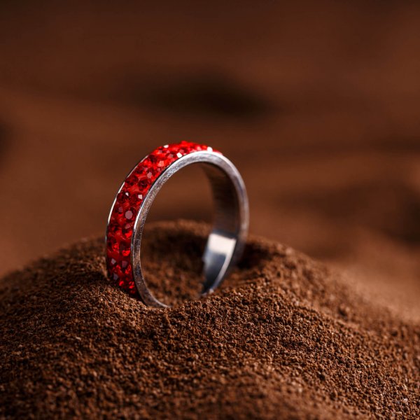 roter schöner Ring